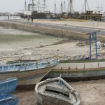 Bateaux de pêcheurs et vieux navires dans un port
