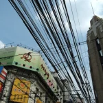 Réseau de câbles aériens en ville asiatique