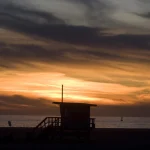 Cabane de sauveteur au coucher de soleil sur la plage