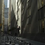 Ruelle urbaine avec tables de café en métal