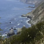Vue panoramique des falaises et de l'océan