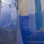 Escaliers bleus dans une ruelle étroite