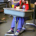 Enfant étudiante concentrée à son bureau en classe