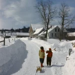 Enfants Marchant dans un Paysage Hivernal