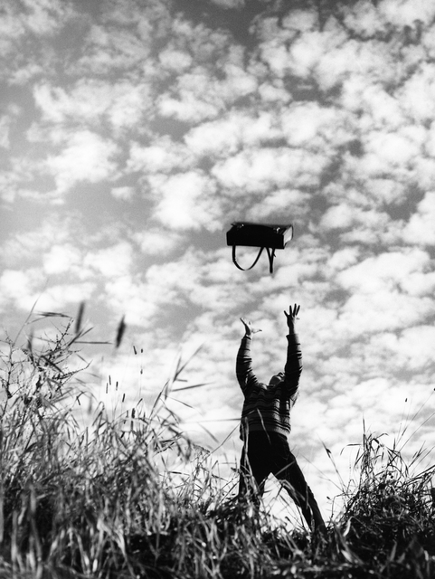 AKG8973302.webp Personne lançant un sac sous un ciel nuageux en extérieur – Image 1