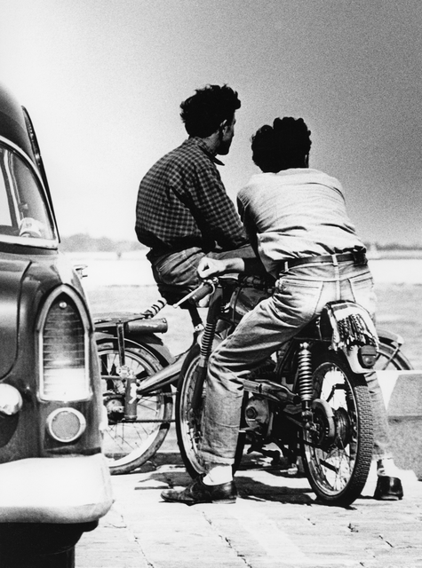 AKG8973322.webp Deux hommes discutant sur leurs vélos motorisés – Image 1