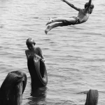 Enfants Jouant avec des Pneus dans l'Eau