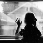 Enfant Regardant Par la Fenêtre d'un Train