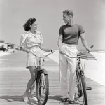 Deux adultes en vélo sur une promenade à la plage