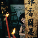 Fille cachée derrière un pilier décoré dans un temple