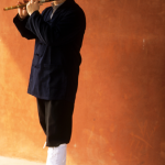 Homme jouant de la flûte en tenue traditionnelle