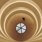 Escalier en spirale avec une personne au centre