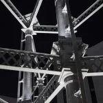 Structure métallique de pont éclairée la nuit