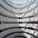 Atrium d'un bâtiment moderne avec toit en verre