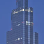 Gratte-ciel moderne au crépuscule