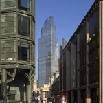 Vue urbaine moderne avec gratte-ciel et bus rouges à Londres