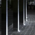 Colonnes Illuminées dans un Environnement Urbain Nocturne