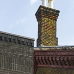 Cheminée en briques avec deux conduits sur un toit