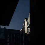 Lumière du crépuscule sur des bâtiments modernes