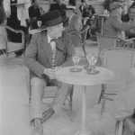 Homme assis à une terrasse de café