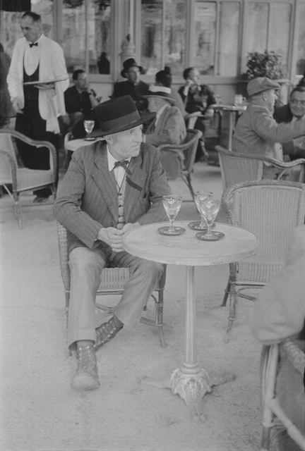 AKG8988370.webp Homme assis à une terrasse de café – Image 1