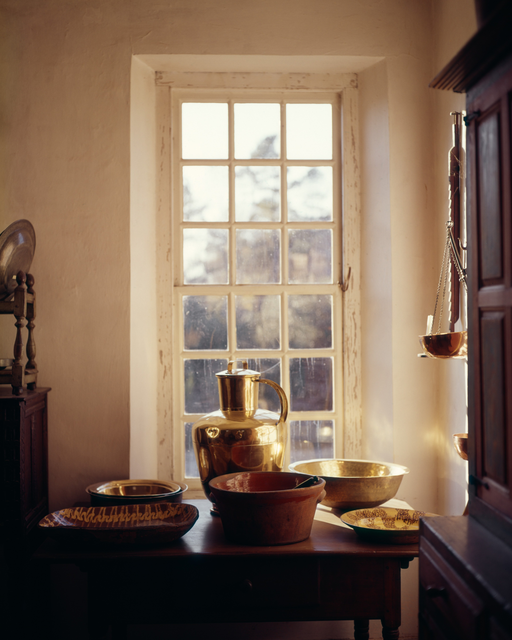 AKG8989195.webp Ustensiles anciens devant une fenêtre ensoleillée – Image 1