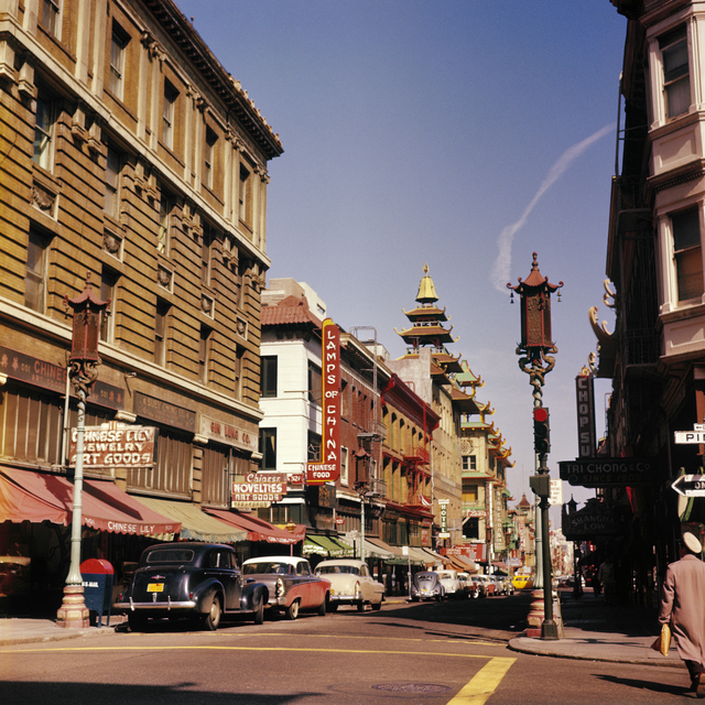 AKG8989227.webp Rue d'une Chinatown animée avec des bâtiments traditionnels – Image 1