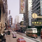 Rue animée avec enseignes à Hong Kong