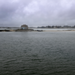 Maison isolée sur une petite île par temps nuageux