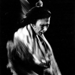 Danseur traditionnel en mouvement dramatique