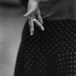 Main féminine avec bagues en situation intérieure