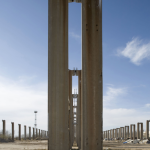 Colonnes de béton abandonnées sous un ciel bleu