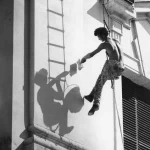 Peinture de bâtiment en suspension sur corde