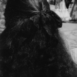 Cheveux longs avec ruban noir lors d'un événement en plein air