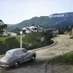 Voiture sur une route sinueuse devant le panneau Hollywood