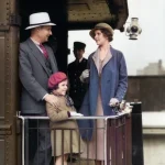 Famille souriante sur une plate-forme de train