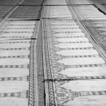 Prière solitaire dans une mosquée