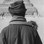 Homme marocain face à une pyramide en Egypte