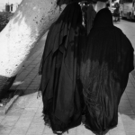 Deux femmes en vêtements traditionnels marchant dans la rue.