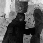 Femme portant un panier sur la tête