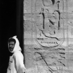 Homme devant hiéroglyphes égyptiens