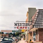 Rue principale avec café western et voitures garées