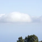 Paysage montagneux avec arbres et nuages