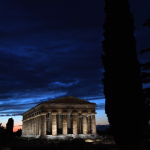 Temple antique illuminé au crépuscule