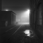 Ruelle Industrielle Nocturne avec Brouillard et Lumière de Réverbère