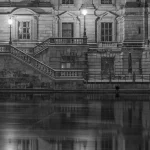 Façade historique en noir et blanc avec réflexion dans l'eau