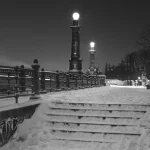 Escaliers enneigés et réverbères lumineux la nuit