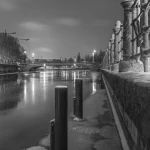 Rivière Nocturne et Pont en Noir et Blanc