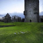 Vieille Tour de Château en Pierre au Crépuscule