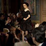 Défilé de mode avec mannequin en robe noir